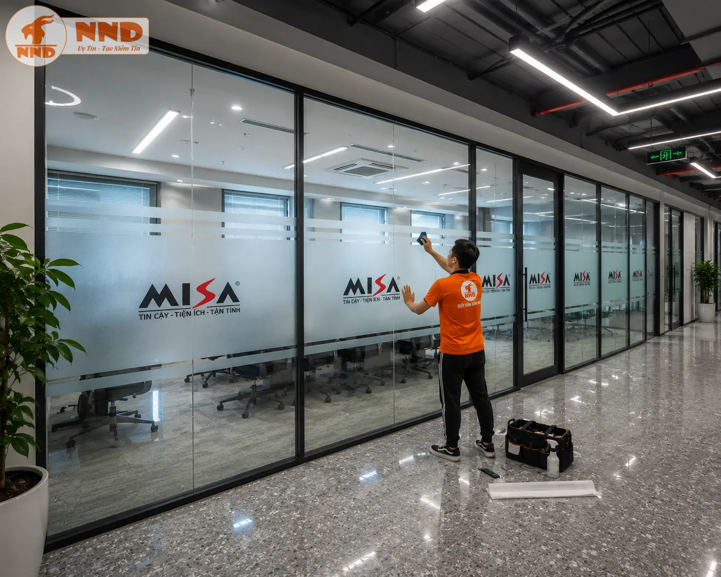 Mẫu decal mờ in logo MISA trên hệ kính văn phòng mang phong cách hiện đại, giúp tăng tính chuyên nghiệp và nâng cao hình ảnh thương hiệu.