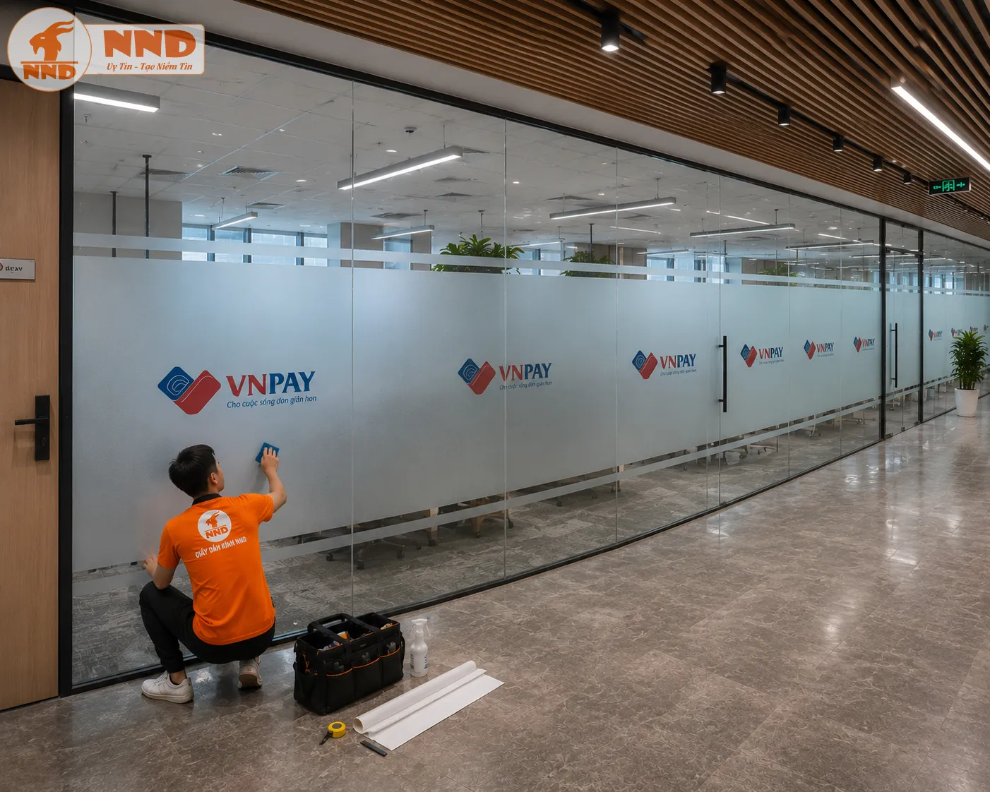 Thi công decal mờ dán kính kết hợp in logo VNPAY với đường nét sắc nét, bền đẹp, phù hợp cho khu vực phòng họp và văn phòng làm việc.