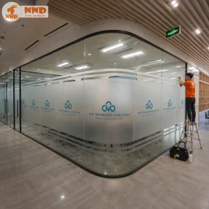 Thi công decal mờ dán kính kết hợp in logo CMC Technology & Solution trên hệ vách kính cong văn phòng. Thiết kế decal mờ giúp tăng sự riêng tư, giữ không gian sáng thoáng và tạo điểm nhấn nhận diện thương hiệu chuyên nghiệp.