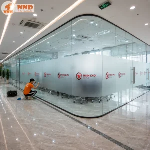 Logo và thông tin doanh nghiệp được in trực tiếp trên nền decal mờ với màu sắc rõ nét. Giải pháp này vừa tạo sự riêng tư cho văn phòng vừa tăng khả năng nhận diện thương hiệu một cách chuyên nghiệp.