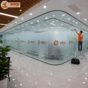 Logo và thông tin doanh nghiệp được in trực tiếp trên nền decal mờ với màu sắc rõ nét. Giải pháp này vừa tạo sự riêng tư cho văn phòng vừa tăng khả năng nhận diện thương hiệu một cách chuyên nghiệp.