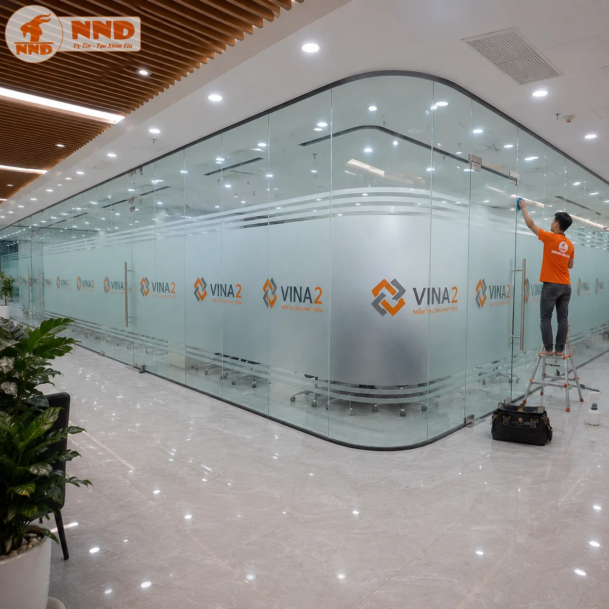 Logo và thông tin doanh nghiệp được in trực tiếp trên nền decal mờ với màu sắc rõ nét. Giải pháp này vừa tạo sự riêng tư cho văn phòng vừa tăng khả năng nhận diện thương hiệu một cách chuyên nghiệp.