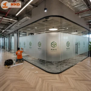 Mẫu decal mờ dán kính in logo NAVI Property trên phòng họp kính. Thiết kế tối giản nhưng nổi bật, giúp tăng nhận diện thương hiệu, đảm bảo tính riêng tư và tạo không gian làm việc hiện đại.