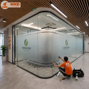 Thi công decal mờ in logo GreenHome Development trên hệ vách kính văn phòng. Logo được cắt sắc nét trên nền decal mờ, tạo điểm nhấn thương hiệu, giữ ánh sáng tự nhiên và nâng cao tính thẩm mỹ cho không gian làm việc.
