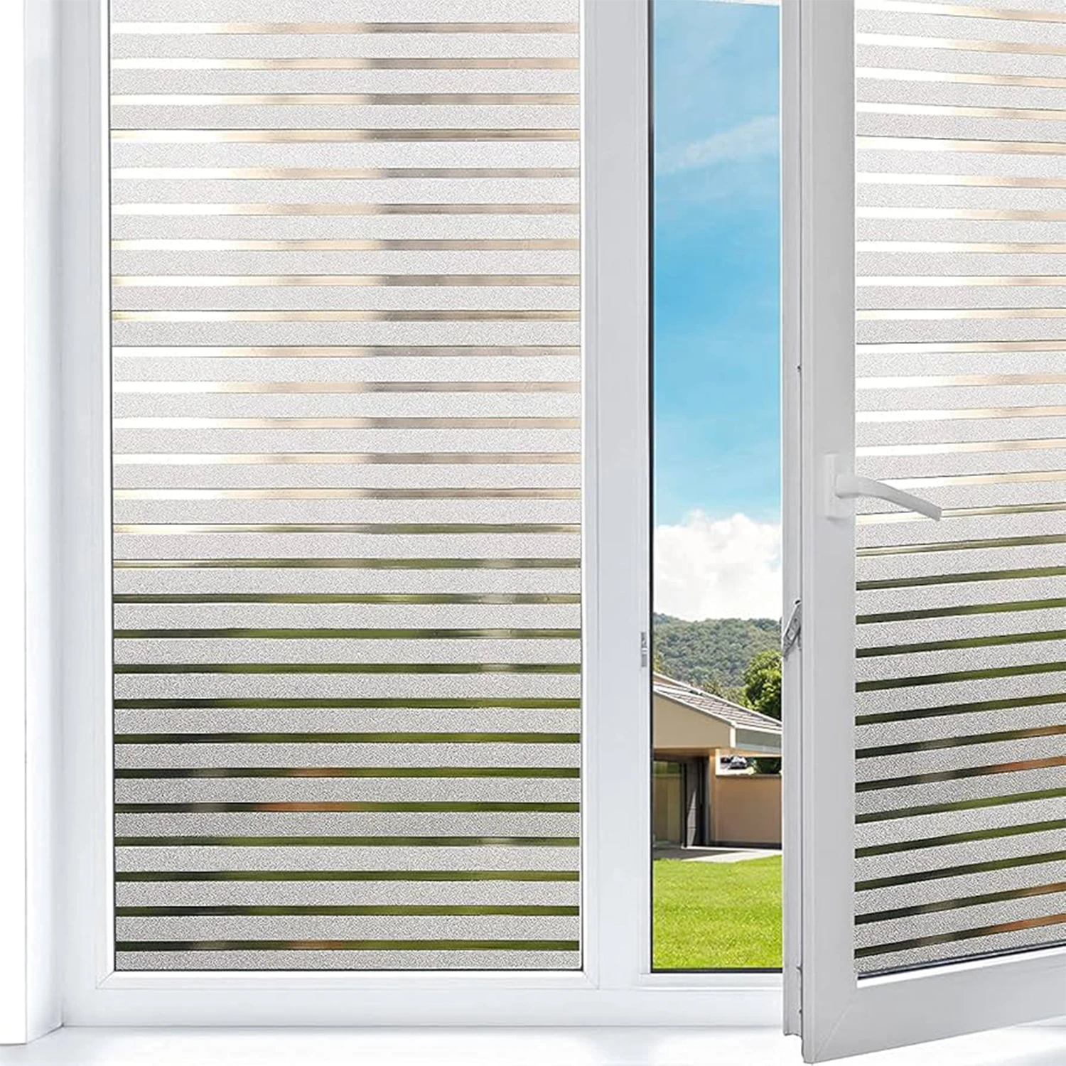 Chẳng cần rèm cửa rườm rà, chỉ cần một lớp decal Màn Sương Phân Tầng là đủ để góc cửa sổ nhà mình thêm thơ mộng.