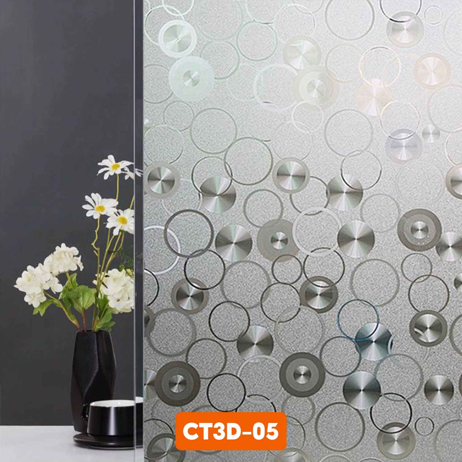 Những vòng tròn bong bóng đan xen không chỉ che chắn tầm nhìn tốt mà còn là điểm nhấn decor cực xinh cho căn nhà hiện đại.