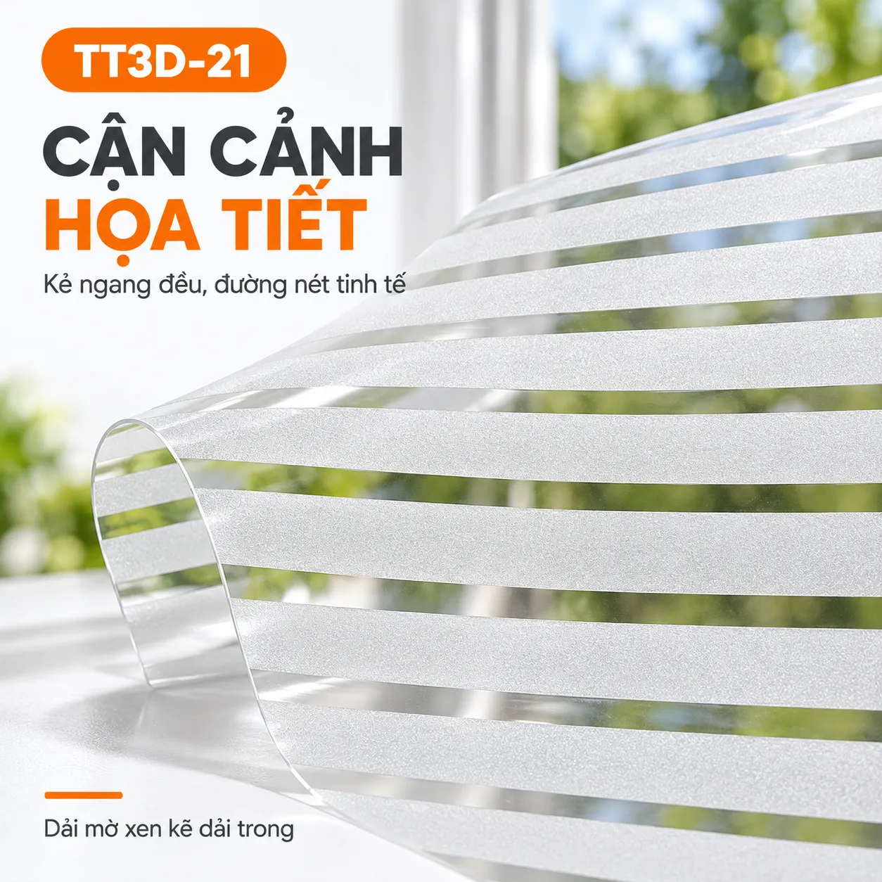 Chi tiết dải sọc mờ và trong TT3D-21 (6) Tấm decal TT3D-21 uốn cong với dải trắng mờ xen khoảng trong nhìn ra cây xanh
