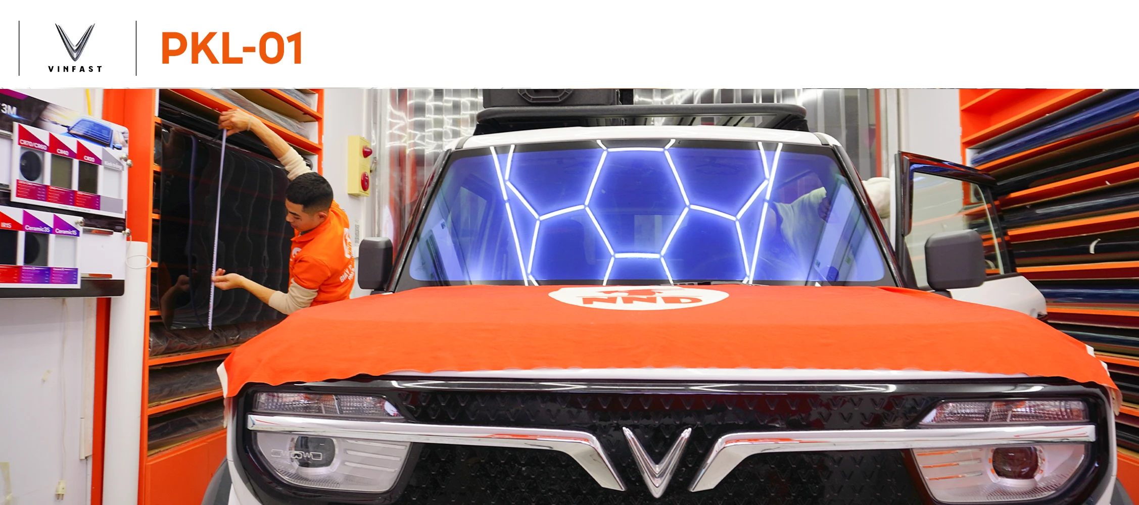 Mẫu phim PKL-01 được thợ thi công dán trực tiếp tại ShowroomMẫu phim PKL-01 được thợ thi công dán trực tiếp tại Showroom