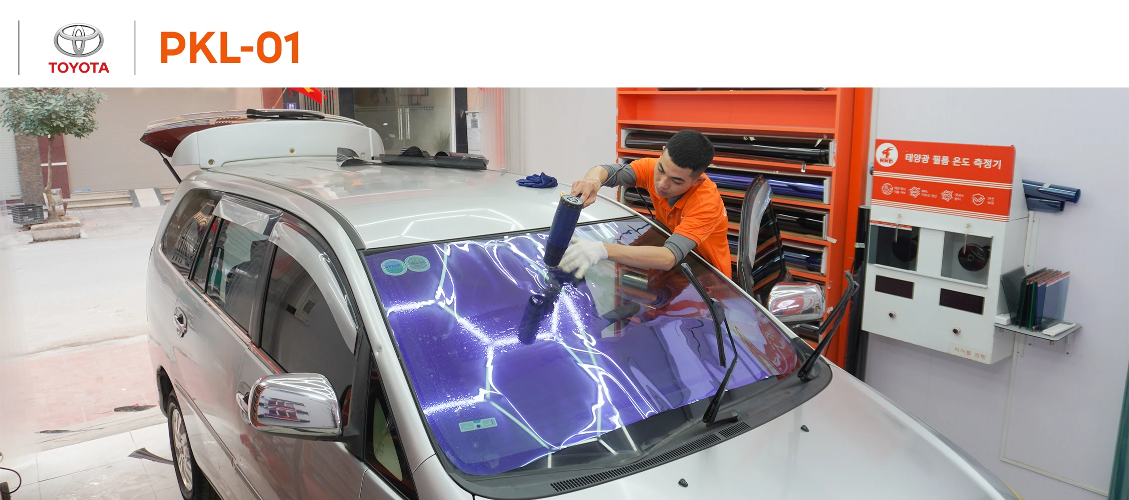 Mẫu phim PKL-01 được thợ thi công dán trực tiếp tại ShowroomMẫu phim PKL-01 được thợ thi công dán trực tiếp tại Showroom