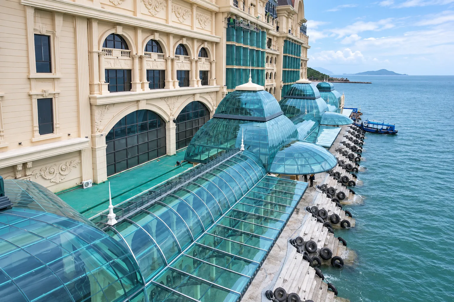 Hệ mái kính và vách kính tại công trình Vinpearl Hòn Tre Nha Trang