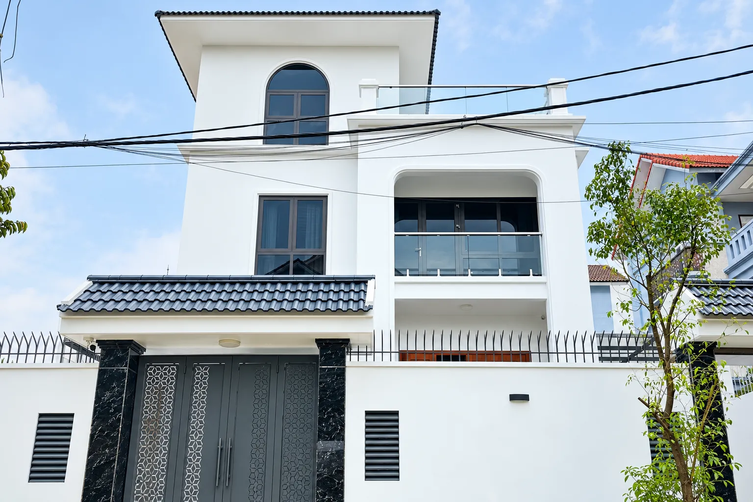 Mặt ngoài biệt thự Vinhomes Riverside Long Biên với hệ cửa kính lớn trước khi NND thi công phim cách nhiệt AP7080