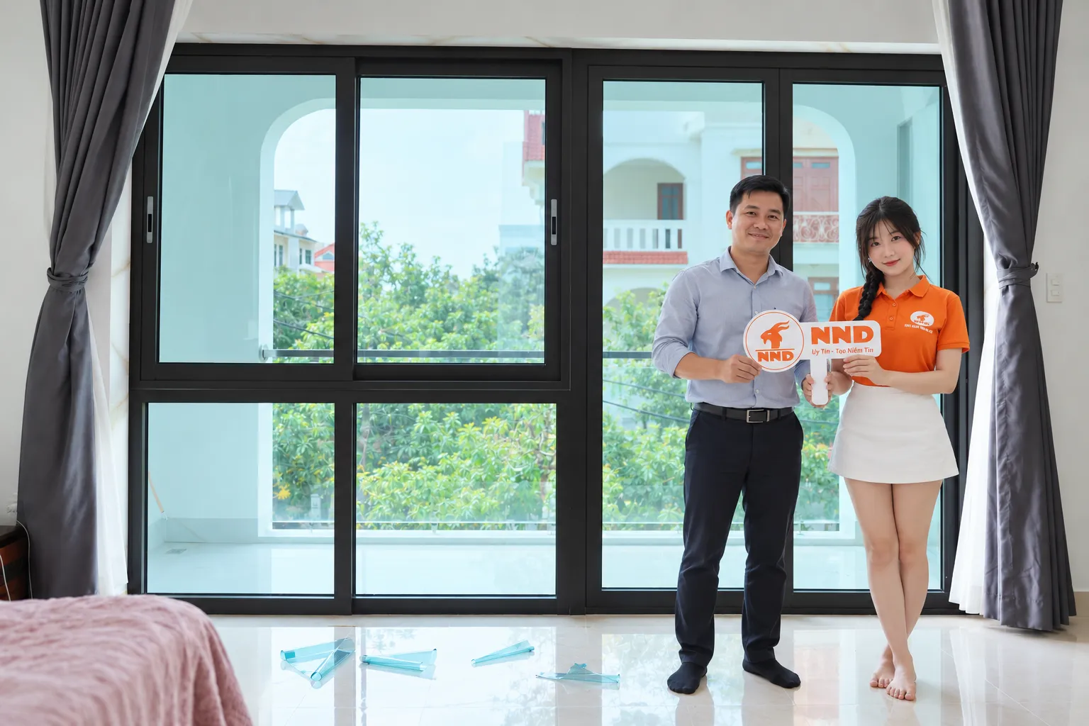 Đại diện công trình chụp ảnh cùng nhân viên NND trước hệ kính đã hoàn thiện phim cách nhiệt AP7080 tại Vinhomes Riverside