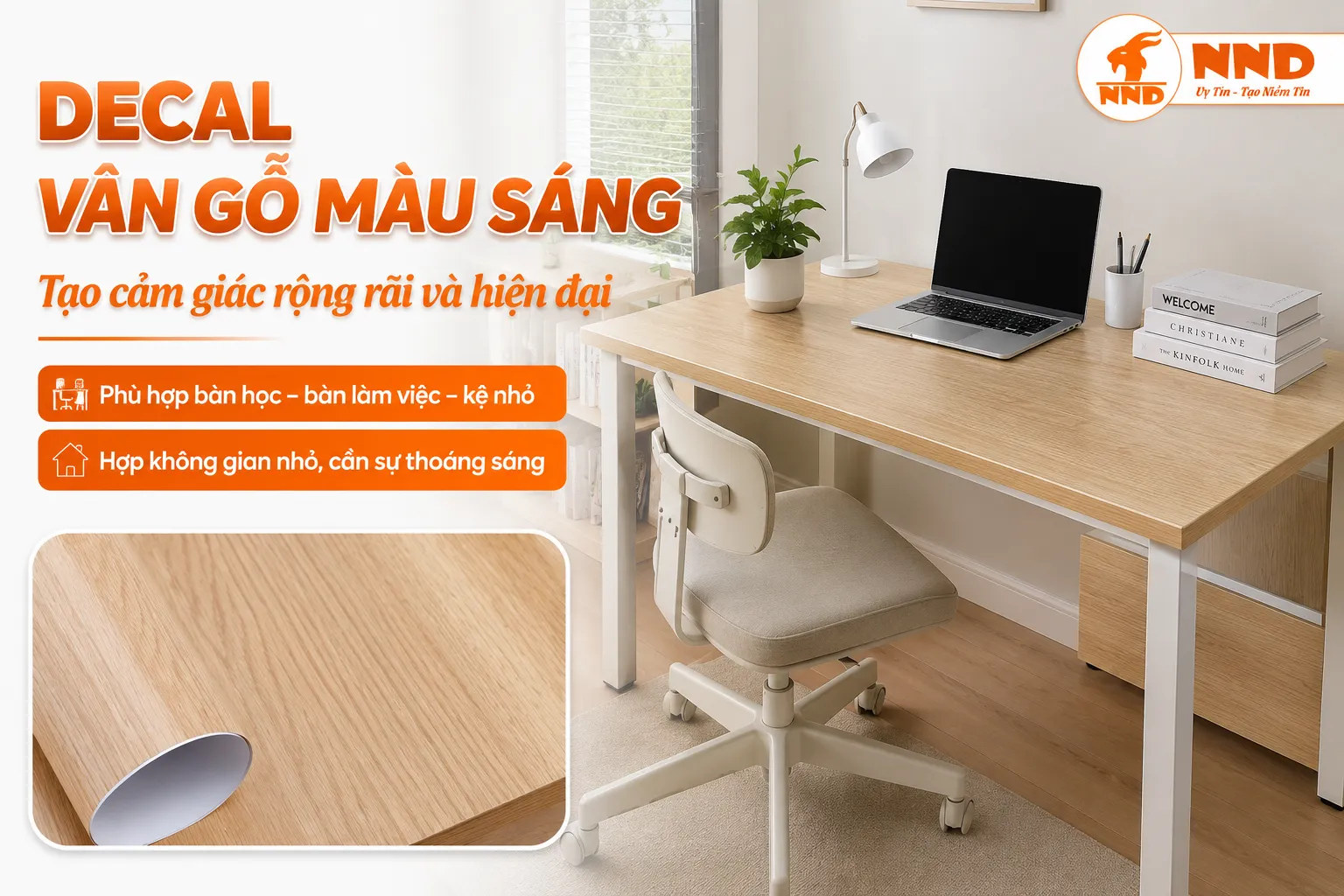 Bàn làm việc phủ decal vân gỗ màu sáng, tạo cảm giác thoáng và hiện đại cho phòng nhỏ