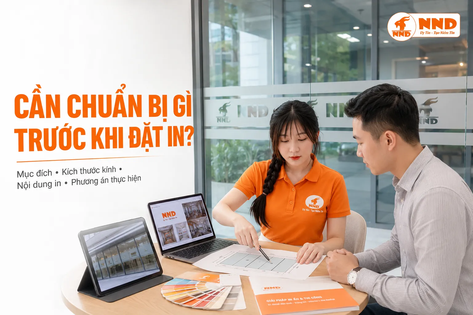 Nhân viên NND tư vấn thông tin cần chuẩn bị trước khi đặt in decal dán kính