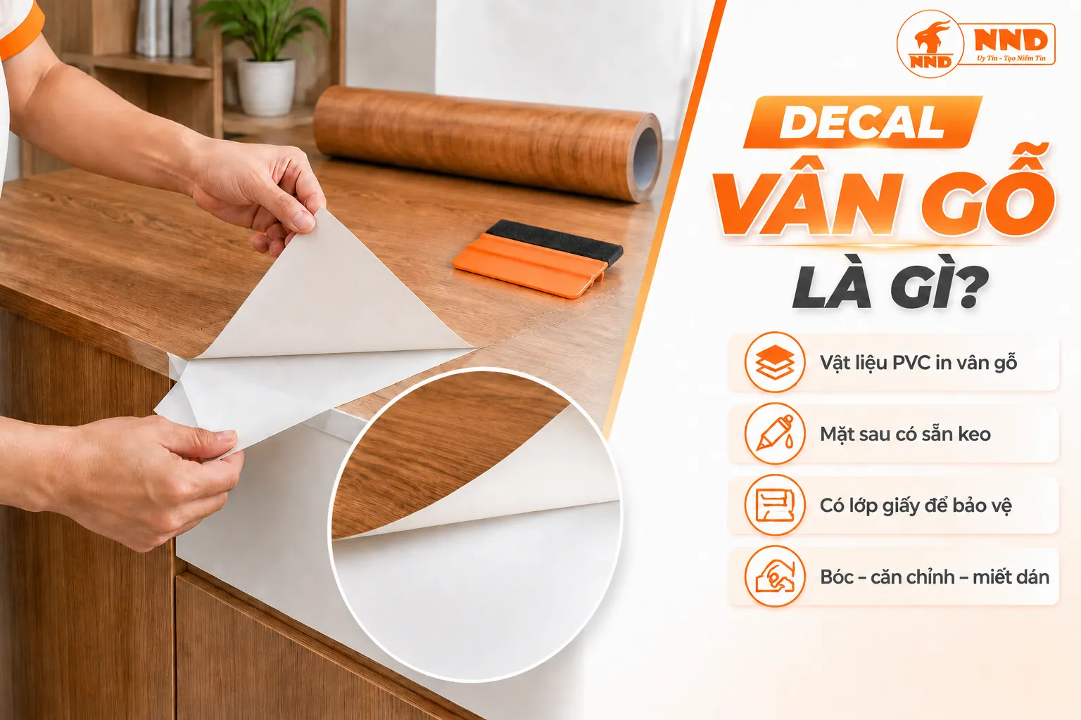 Người dùng bóc lớp giấy đế của decal vân gỗ có sẵn keo trước khi dán lên mặt bàn