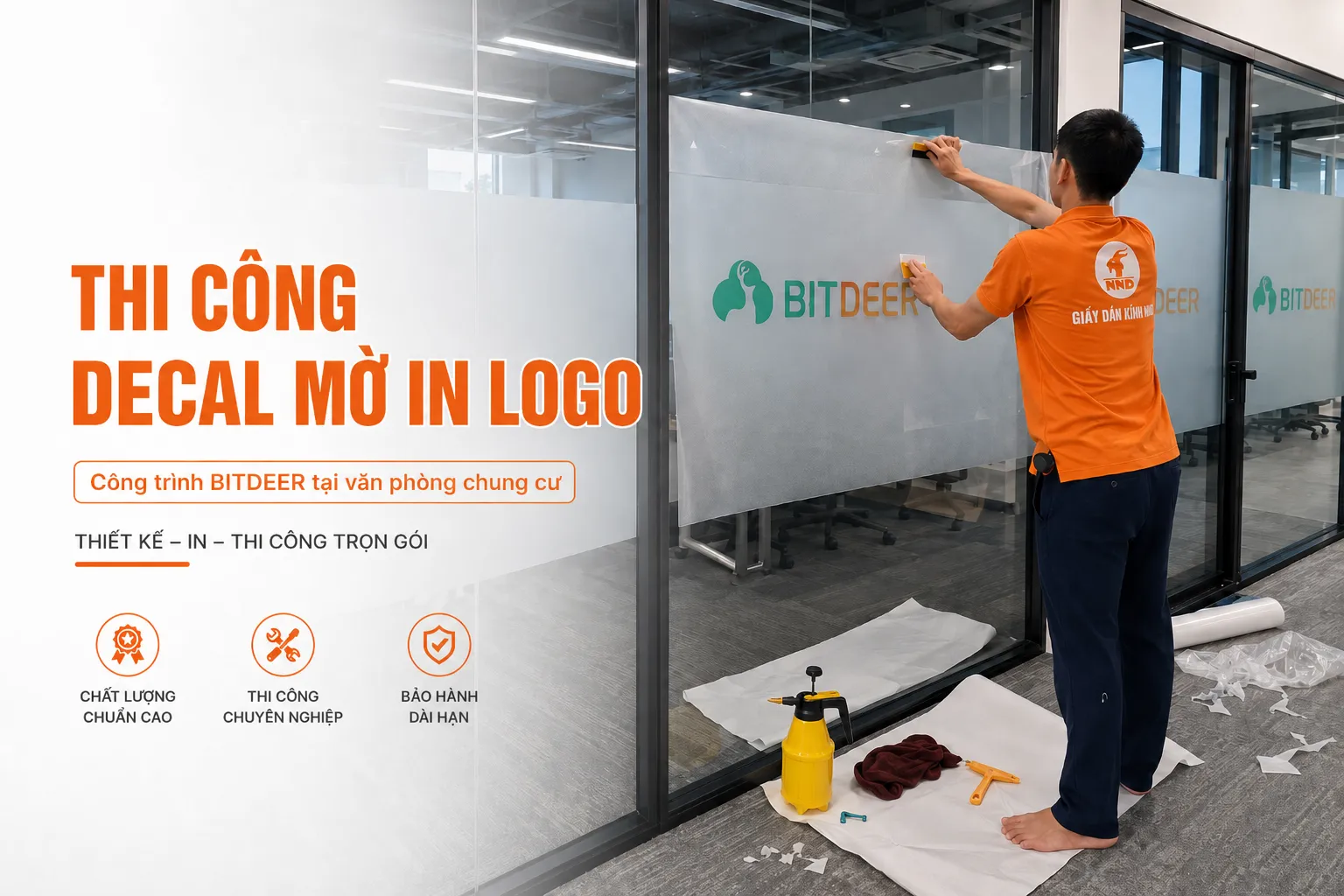 Thợ NND thi công decal mờ in logo BITDEER trên vách kính văn phòng