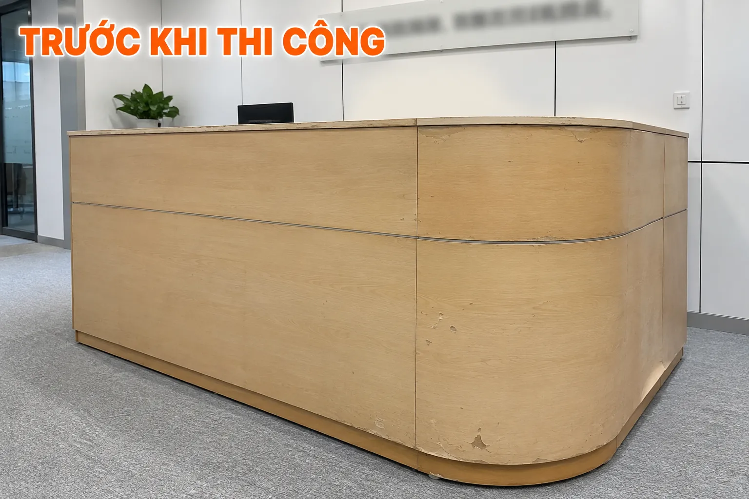 Hiện trạng quầy lễ tân bo cong bị bong tróc và xuống cấp trước khi cải tạo bề mặt