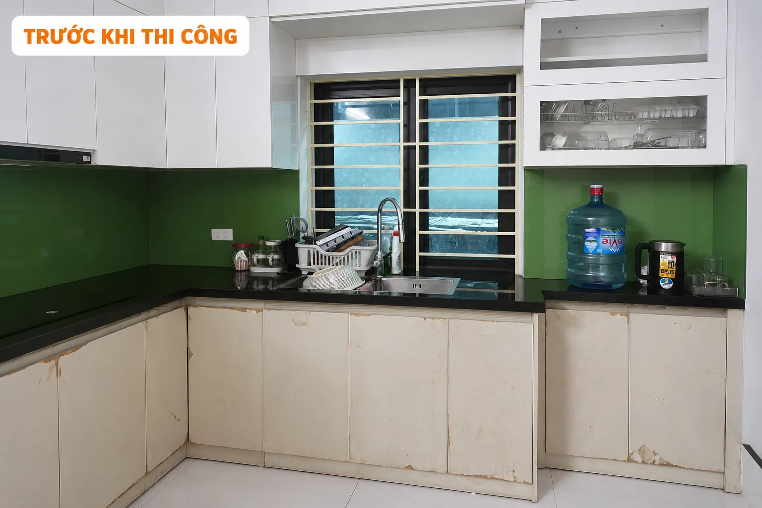 Cánh tủ bếp cũ bong tróc, bám bẩn và xuống màu trước khi tiến hành cải tạo