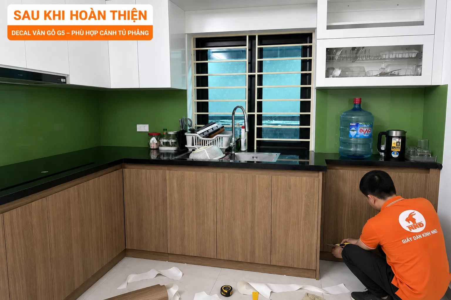Tủ bếp sau khi dán decal vân gỗ mã G5 trên các cánh phẳng, tạo màu sắc đồng bộ hơn
