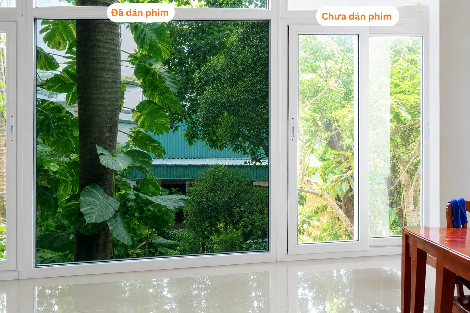 So sánh cửa kính đã dán phim cách nhiệt tối dịu hơn và cửa kính chưa dán có ánh sáng chói hơn.