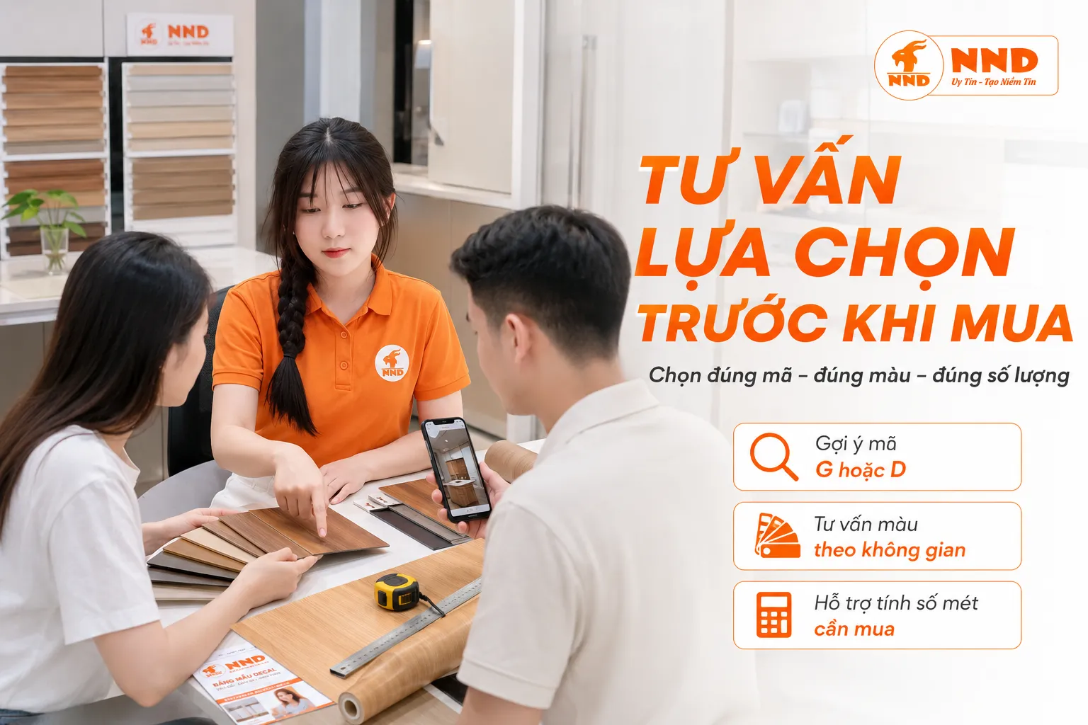 Nhân viên tư vấn mẫu màu, dòng sản phẩm và số lượng decal phù hợp trước khi khách hàng đặt mua