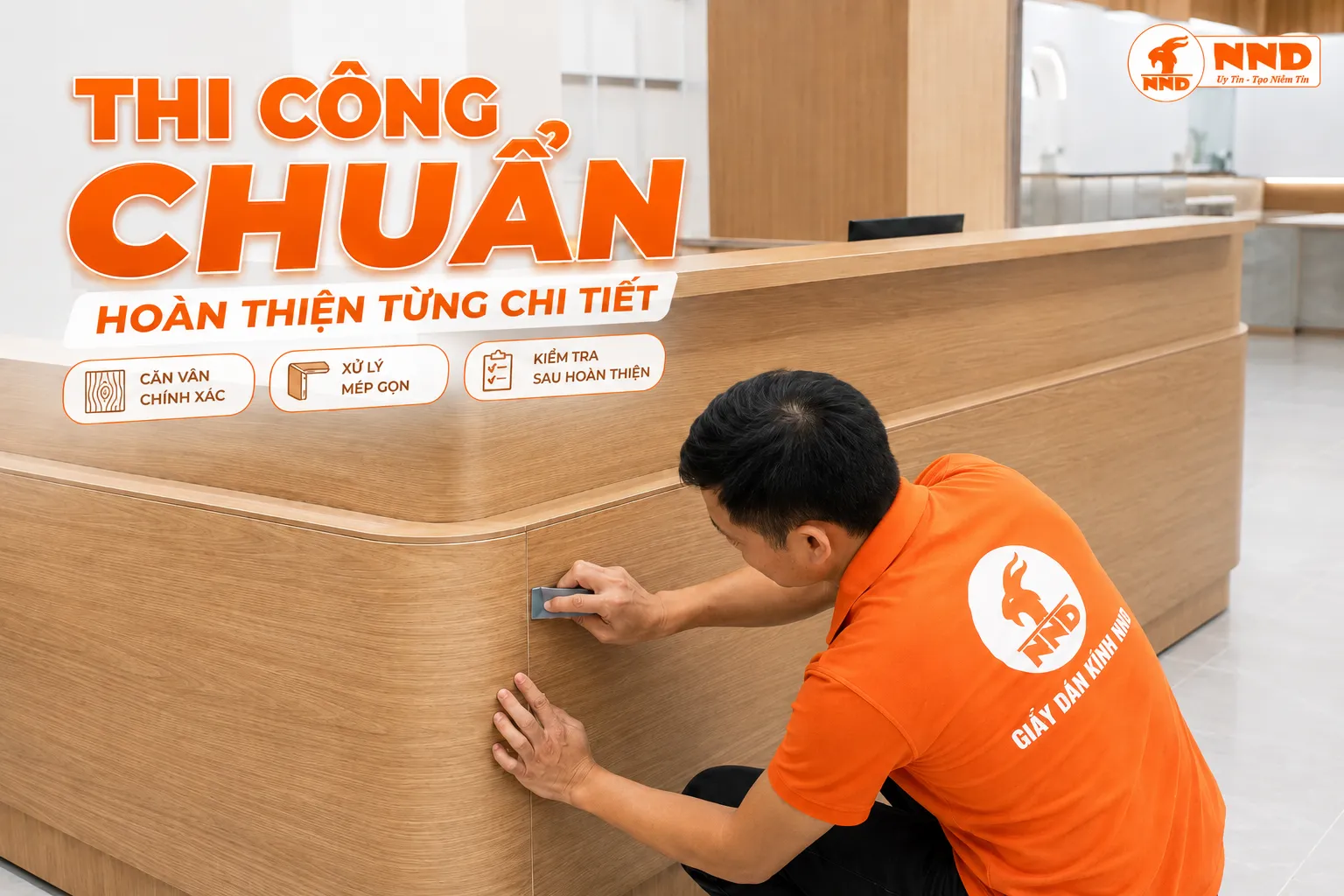 Thợ NND căn chỉnh đường vân và xử lý mép nối khi thi công quầy lễ tân bo cong