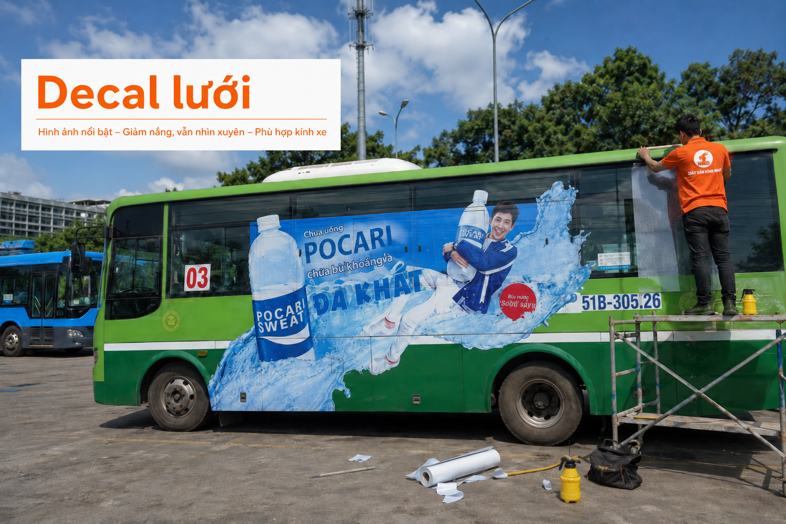 Thợ NND dán decal lưới quảng cáo Pocari Sweat trên kính xe buýt