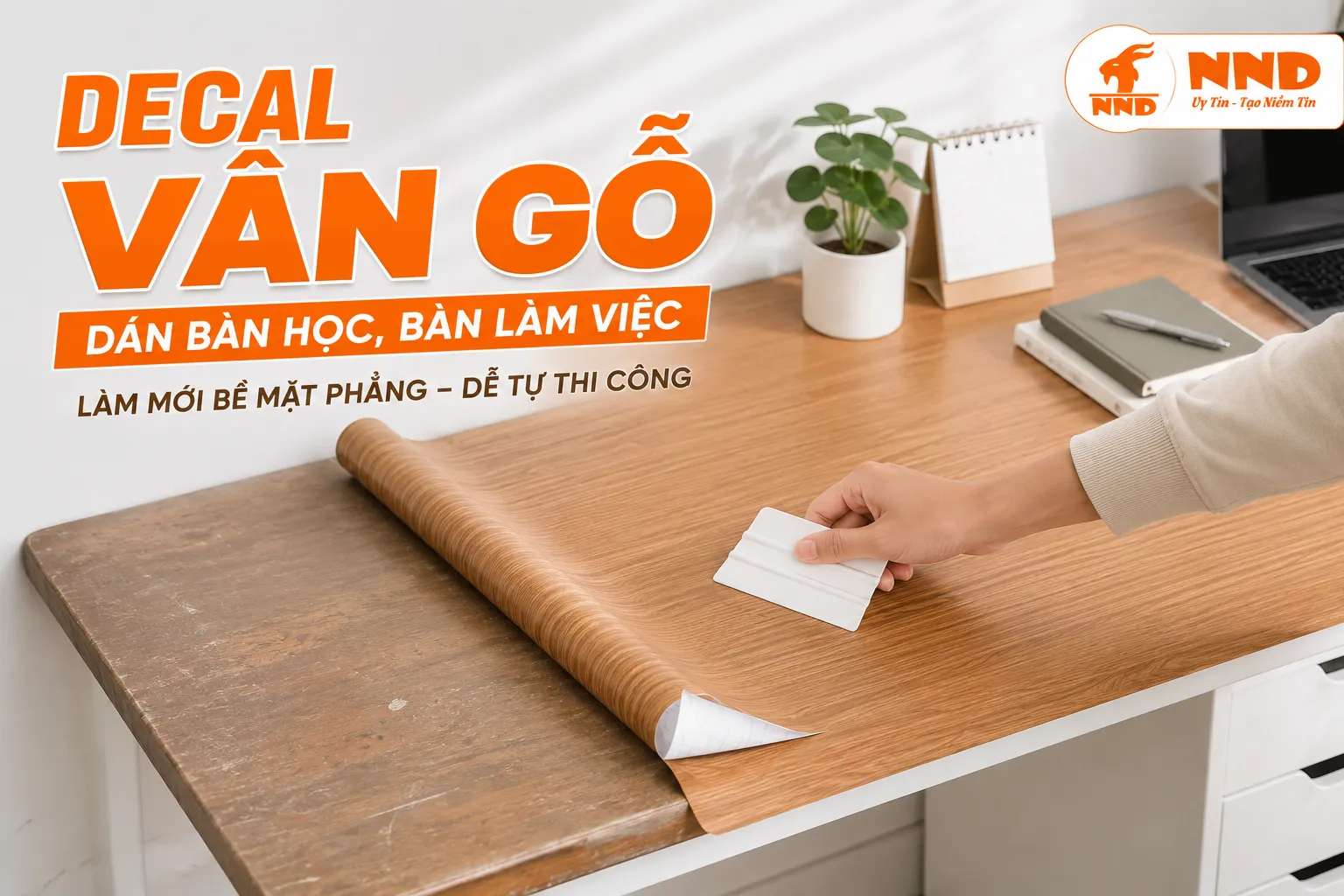 Người dùng tự dán decal vân gỗ lên bàn học cũ và miết phẳng bề mặt bằng dụng cụ gạt
