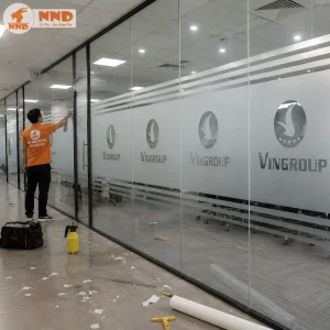 Hệ vách kính hành lang văn phòng Vingroup sử dụng decal mờ cắt logo âm bản tinh xảo phối cùng các đường line mảnh, tạo hiệu ứng thị giác cân đối, mang lại cảm giác đẳng cấp và vô cùng kín đáo.