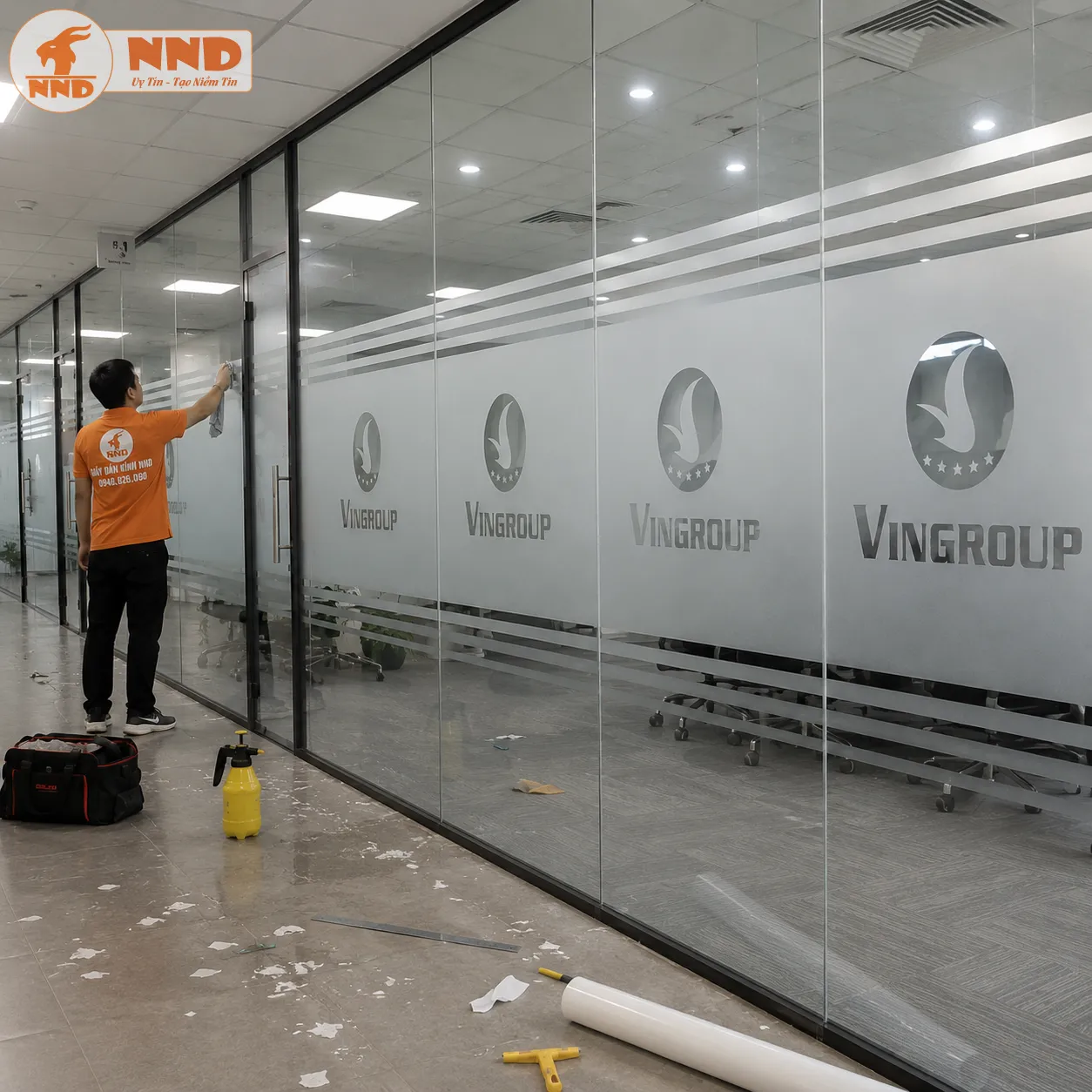 Hệ vách kính hành lang văn phòng Vingroup sử dụng decal mờ cắt logo âm bản tinh xảo phối cùng các đường line mảnh, tạo hiệu ứng thị giác cân đối, mang lại cảm giác đẳng cấp và vô cùng kín đáo.