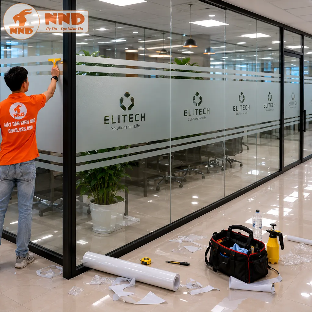 Thiết kế decal mờ cắt logo âm bản Elitech dán vuông góc theo hệ vách kính văn phòng, tạo điểm nhấn thương hiệu gọn gàng, thanh lịch và mang lại cảm giác an toàn, tinh sạch cho phòng làm việc.
