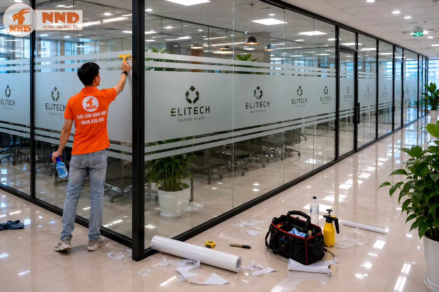 Mẫu decal mờ cắt logo âm bản Elitech dán vuông góc theo vách kính mang lại vẻ đẹp gọn gàng, thanh lịch, tạo cảm giác an toàn và tinh sạch cho phòng làm việc.