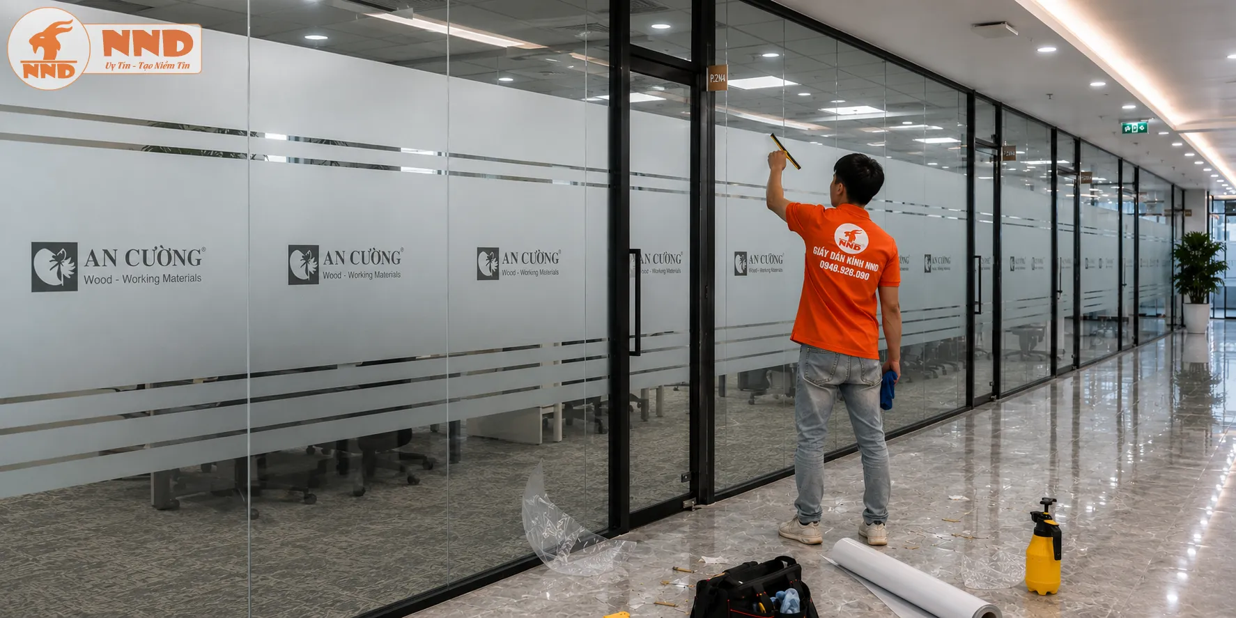 An Cường: Decal mờ cắt logo âm bản An Cường phối cùng hệ đường chỉ ngang nhiều tầng dán dọc vách kính hành lang dài, tạo không gian văn phòng vô cùng chỉn chu, chuyên nghiệp và mang lại cảm giác mộc mạc nhưng đầy đẳng cấp.