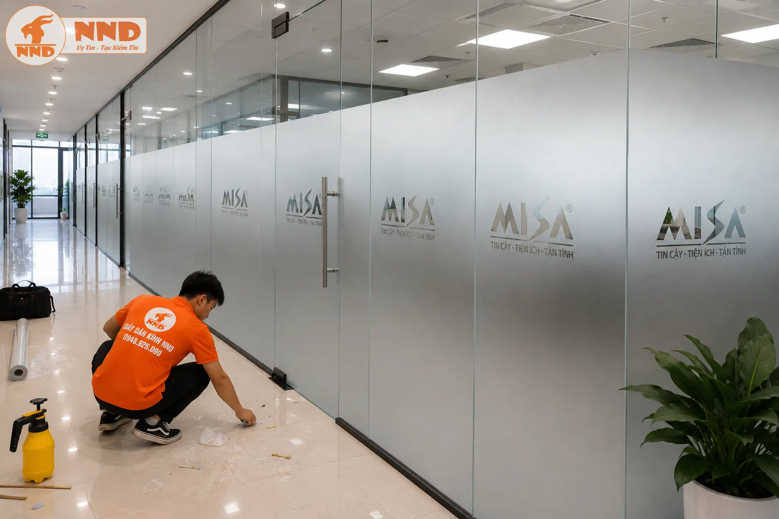 Decal mờ cắt logo âm bản MISA bản lớn dán full vách kính văn phòng giúp tạo không gian riêng tư tối đa cho phòng làm việc bên trong nhưng vẫn giữ nét chuyên nghiệp, uy tín và vô cùng hiện đại.