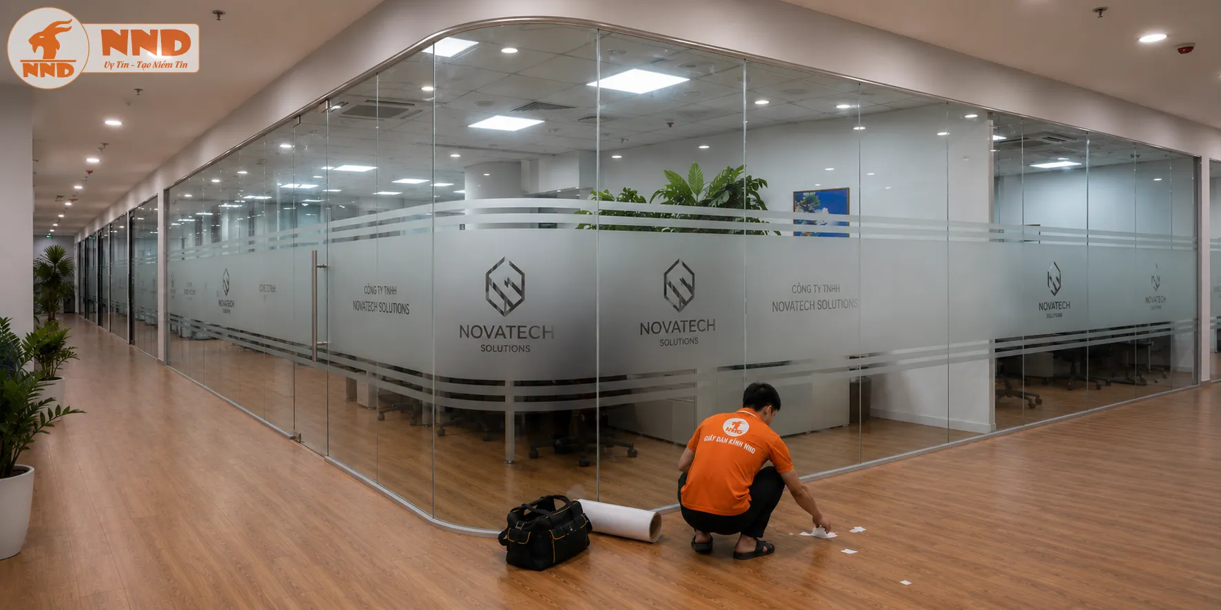 Thiết kế decal mờ dán kính cắt logo âm bản Novatech Solutions tinh xảo bao quanh góc vách kính vuông pha bo tròn, định hình không gian công nghệ chỉn chu, năng động và đầy tính bứt phá.