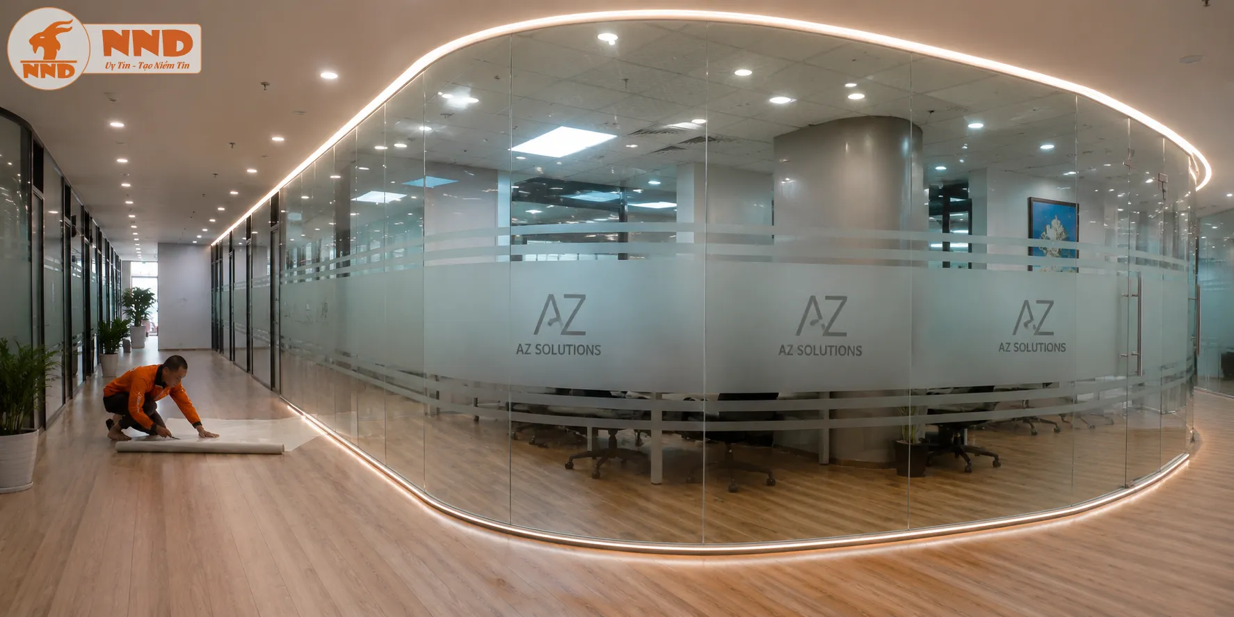 Hệ vách kính cong nghệ thuật của AZ Solutions được tôn dáng nhờ lớp decal mờ cắt logo âm bản chạy dọc dải trung tâm, tạo cảm giác mềm mại, đẳng cấp và cực kỳ thu hút ánh nhìn.
