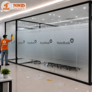 Mẫu decal mờ cắt logo âm bản VietinBank phối đường chỉ đôi tinh tế cho vách kính lớn hành lang, giúp bảo mật phòng họp hiệu quả mà vẫn giữ được sự sang trọng, ngập tràn ánh sáng.