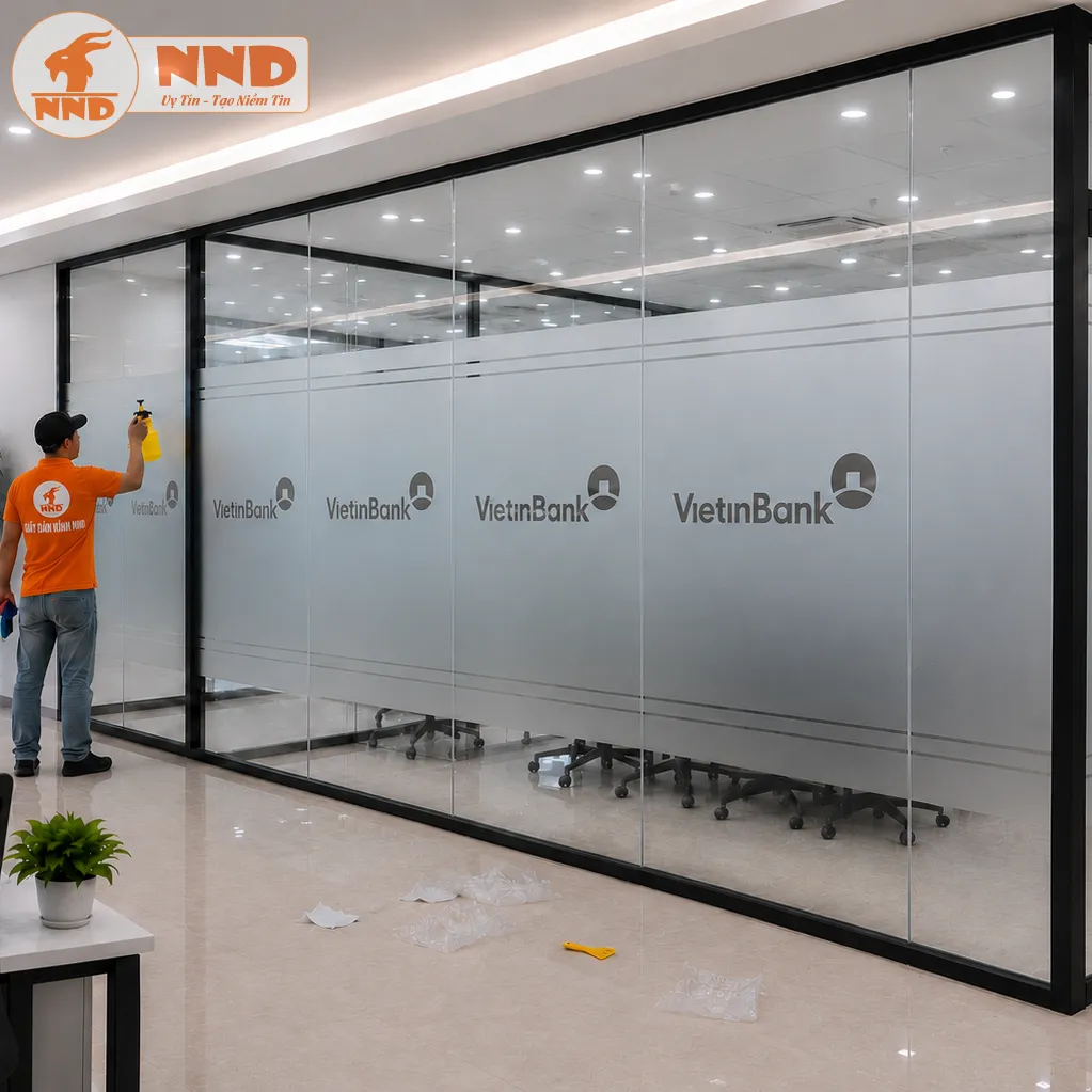Mẫu decal mờ cắt logo âm bản VietinBank phối đường chỉ đôi tinh tế cho vách kính lớn hành lang, giúp bảo mật phòng họp hiệu quả mà vẫn giữ được sự sang trọng, ngập tràn ánh sáng.