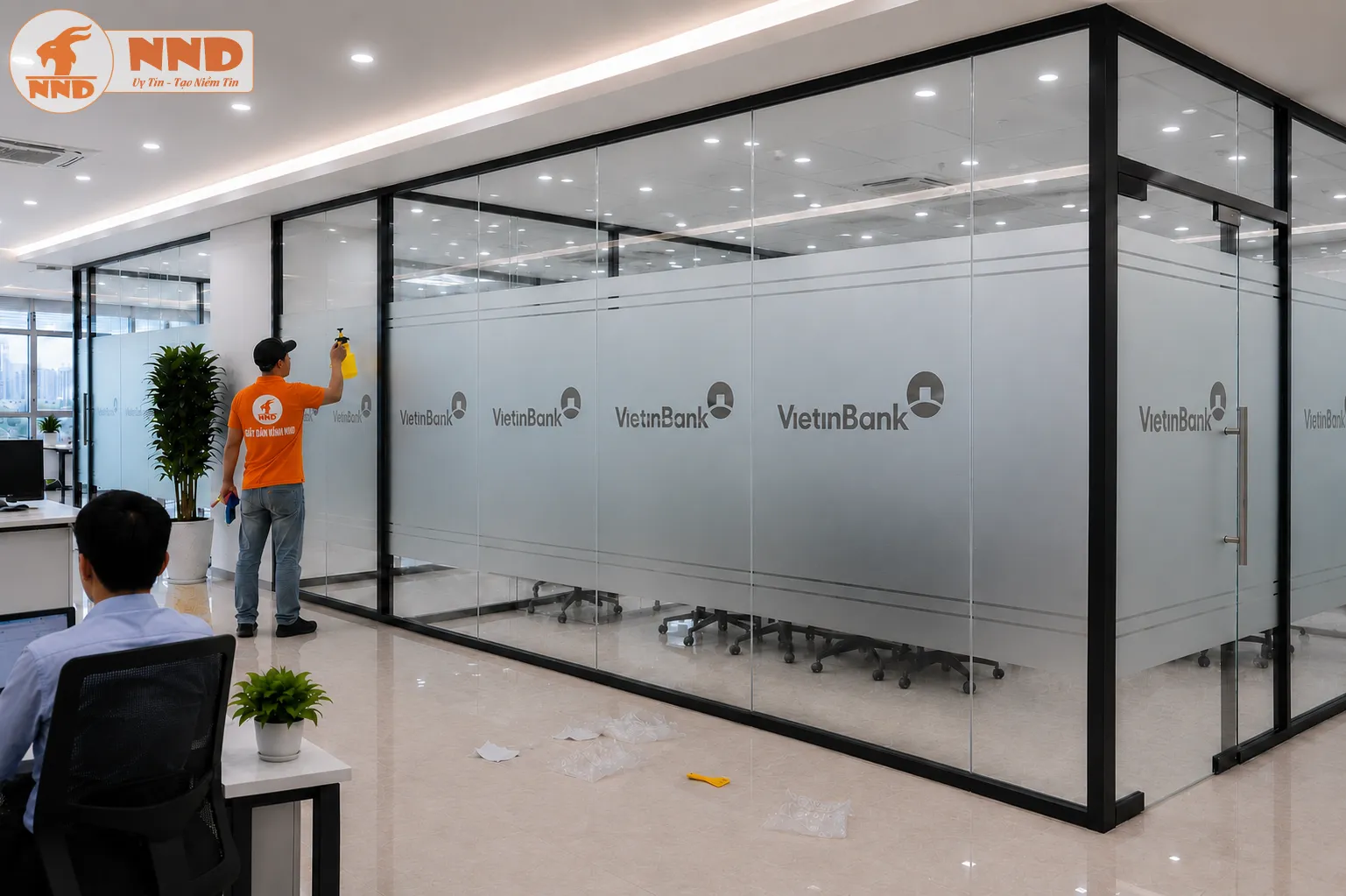Decal mờ cắt logo âm bản VietinBank phối đường chỉ ngang tinh tế cho vách kính phòng họp, tạo không gian bảo mật, ngập tràn ánh sáng và mang lại cảm giác vô cùng uy tín, vững chãi.