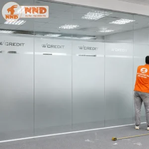 Vách kính văn phòng W Credit sử dụng decal mờ cắt logo âm bản tinh gọn ở dải trên cùng kết hợp mảng che lớn phía dưới, giúp bảo mật không gian làm việc tối ưu mà vẫn mang lại cảm giác vô cùng thoáng đãng, hiện đại.