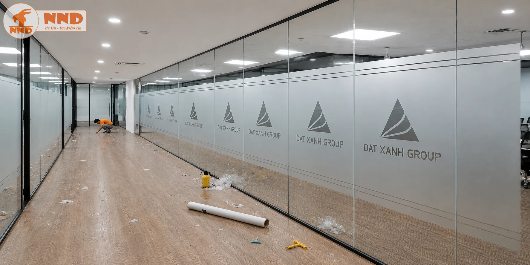 Đất Xanh Group: Decal mờ cắt logo âm bản Dat Xanh Group dán dọc hành lang kính dài với đường nét lặp lại đồng điệu, tạo chiều sâu bề thế và nâng tầm đẳng cấp sang trọng cho doanh nghiệp.