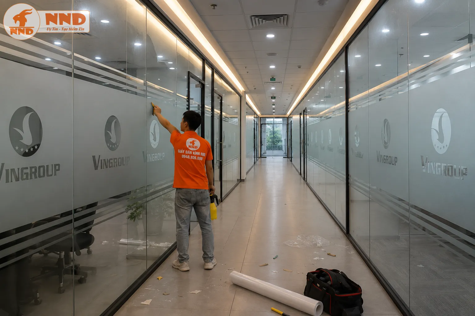 Vingroup (Ảnh 5): Hệ vách kính hành lang Vingroup sử dụng decal mờ cắt logo âm bản che phủ diện tích lớn, mang lại không gian phòng họp kín đáo, nghiêm túc và vô cùng đẳng cấp.