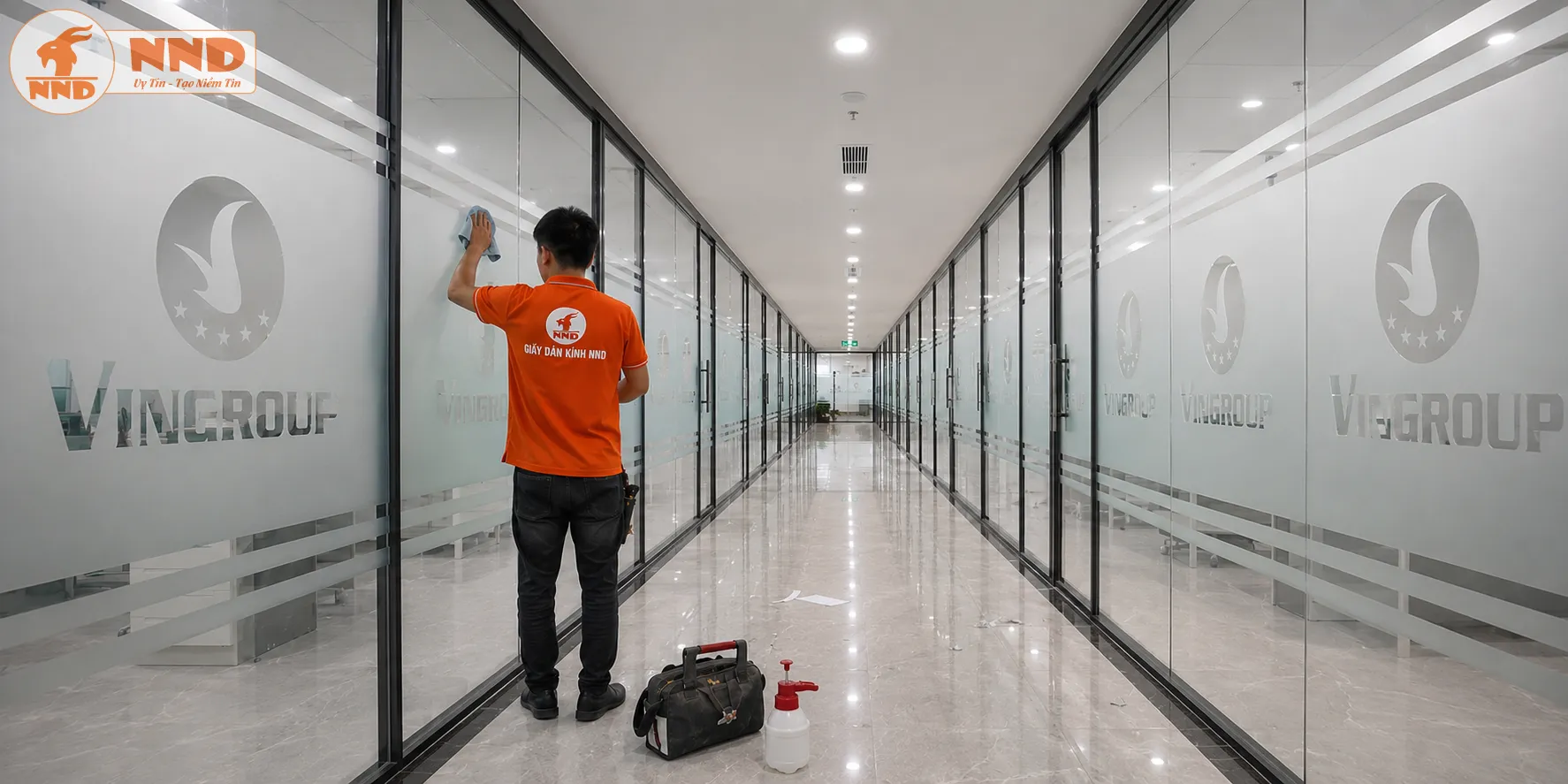 Góc nhìn hành lang Vingroup đối xứng hai bên sử dụng decal mờ cắt logo âm bản giúp chống va chạm kính hiệu quả, tạo hiệu ứng thị giác sâu, cân đối và rất bề thế.
