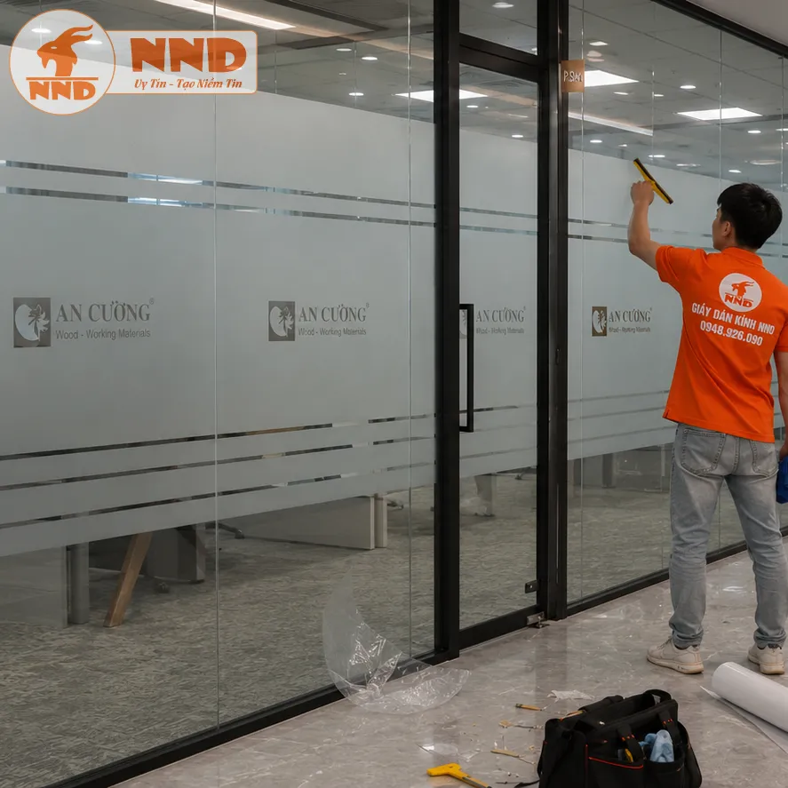 Decal mờ cắt logo âm bản An Cường kết hợp hệ chỉ ngang nhiều tầng chạy dọc vách kính lớn, định hình không gian làm việc chỉn chu, hiện đại và mang lại cảm giác mộc mạc nhưng đầy đẳng cấp.