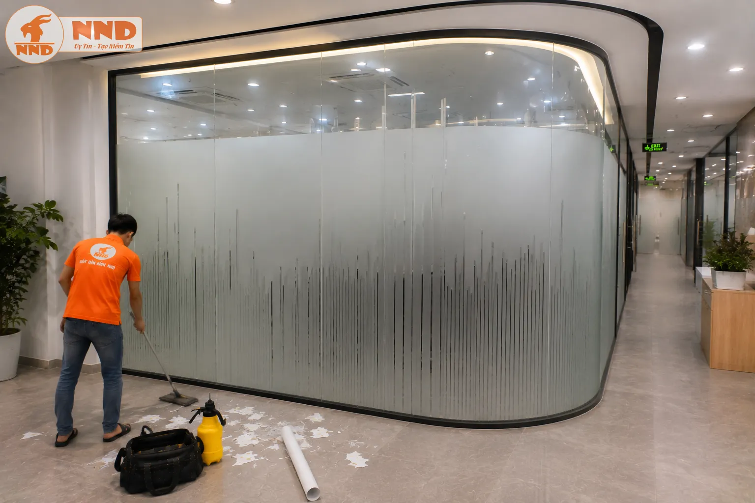 Các đường cắt dọc nghệ thuật tạo hiệu ứng như những tia sáng trên nền decal mờ. Thiết kế hiện đại, tăng tính riêng tư nhưng vẫn giữ được sự thông thoáng của kính.