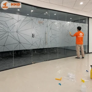 Mẫu decal mờ cắt CNC họa tiết đa giác mang phong cách hình học hiện đại. Các đường cắt sắc nét tạo hiệu ứng thị giác ấn tượng, tăng tính chuyên nghiệp cho vách kính văn phòng.