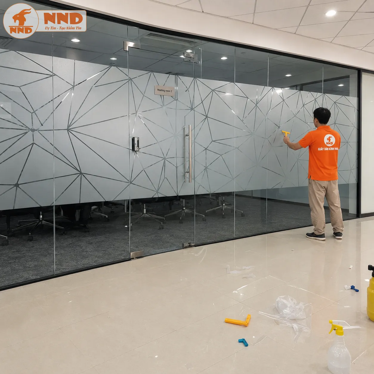 Mẫu decal mờ cắt CNC họa tiết đa giác mang phong cách hình học hiện đại. Các đường cắt sắc nét tạo hiệu ứng thị giác ấn tượng, tăng tính chuyên nghiệp cho vách kính văn phòng.