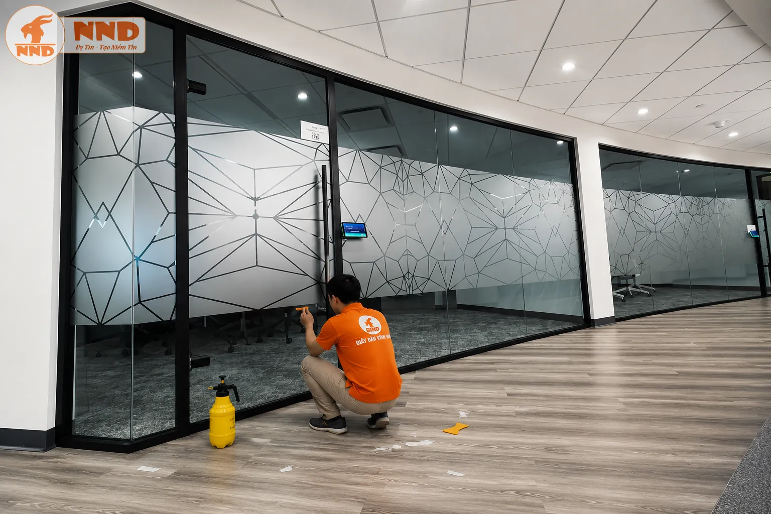 Mẫu decal mờ cắt CNC hình học đối xứng tạo cảm giác mạnh mẽ, hiện đại. Các đường nét sắc sảo giúp vách kính trở thành điểm nhấn kiến trúc đầy ấn tượng.