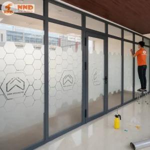 Họa tiết tổ ong được cắt âm bản trên nền decal mờ giúp không gian làm việc nổi bật hơn. Thiết kế mang phong cách trẻ trung, tăng tính thẩm mỹ mà vẫn giữ sự riêng tư cần thiết.