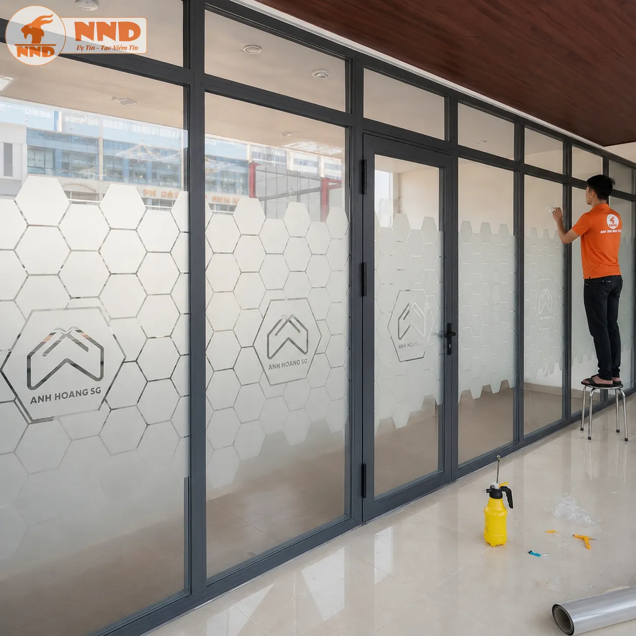 Họa tiết tổ ong được cắt âm bản trên nền decal mờ giúp không gian làm việc nổi bật hơn. Thiết kế mang phong cách trẻ trung, tăng tính thẩm mỹ mà vẫn giữ sự riêng tư cần thiết.